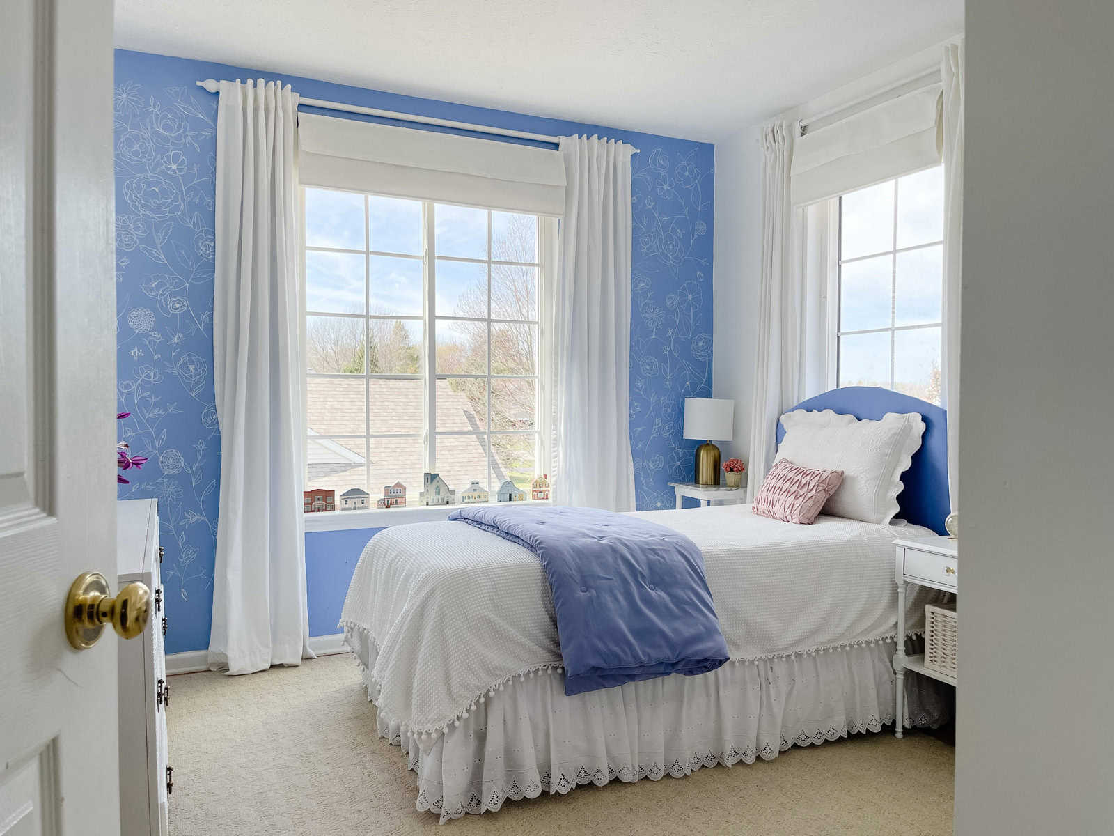 tween bedroom blue and white